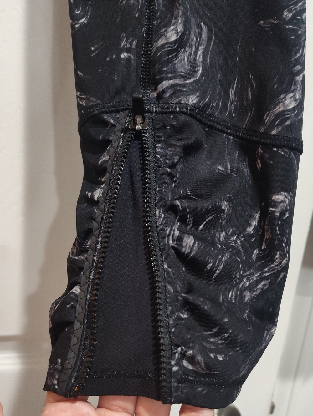 Lululemon Black Marble Swirl Print High-Waist Leggings In Size 10 - Picture 4 of 11